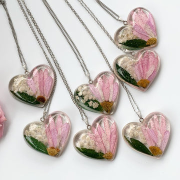 Customizable necklace from your wedding flowers