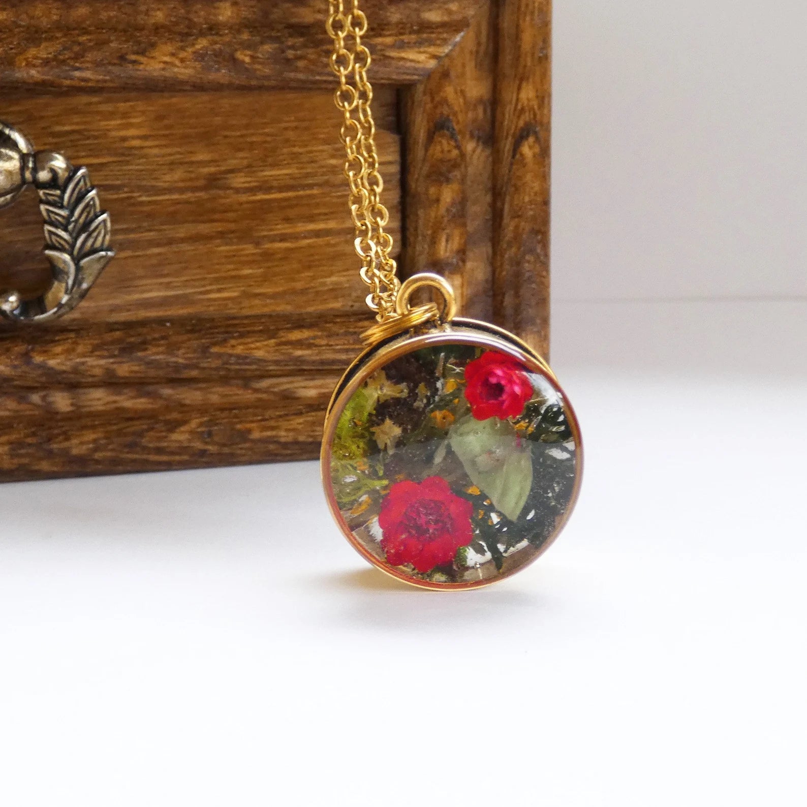 Two sided real flowers necklace Forest necklace Moss jewelry Terrarium jewelry Real daisy necklace